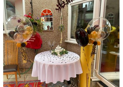 Customer image of Hollywood Black &amp; Gold Balloon Package